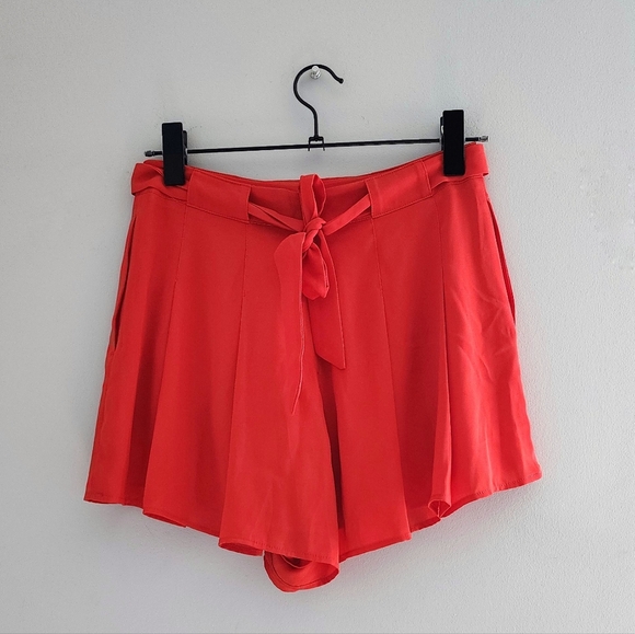 Shorts with tie belt - Picture 2 of 5